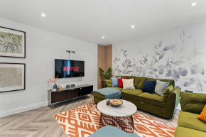 Sleek Abode in Leeds - Games Room - Parking